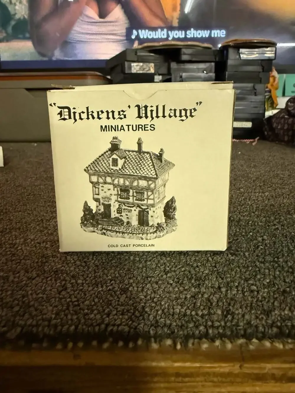 Department 56 Dickens' Village Miniatures Tuttle's Pub and Lodging Livery, 1987